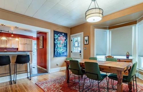 Urbana House | Cozy Cottage on Webber - Trautman STR