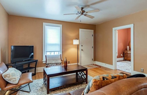 Urbana House | Cozy Cottage on Webber - Trautman STR