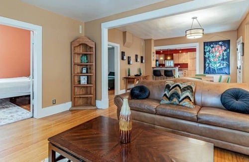Urbana House | Cozy Cottage on Webber - Trautman STR