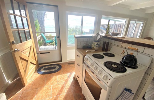 Kingsville Cottage | Cozy Cottage panoramic Lake Erie views 15 minutes to Point Pelee. Pet Friendly.