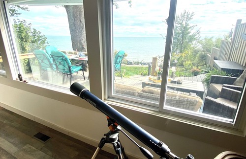 Kingsville Cottage | Cozy Cottage panoramic Lake Erie views 15 minutes to Point Pelee. Pet Friendly.