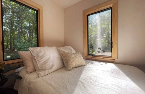 Saugerties House | Cozy cottage, quiet getaway perfect for winter skiing, summer hiking & HITS
