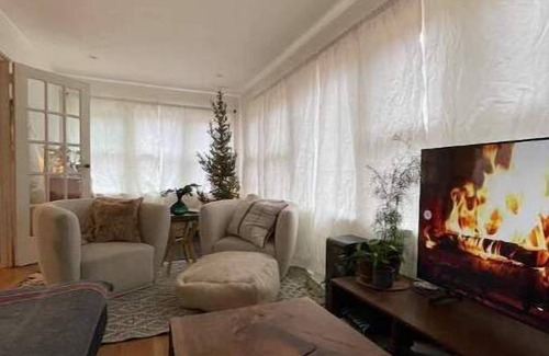 Saugerties House | Cozy cottage, quiet getaway perfect for winter skiing, summer hiking & HITS