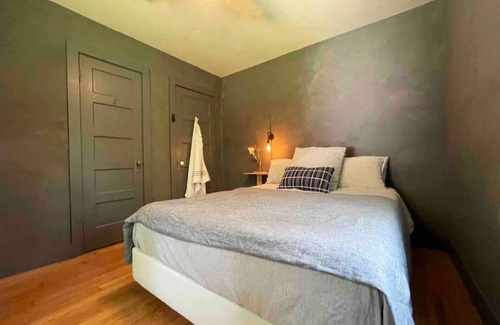 Saugerties House | Cozy cottage, quiet getaway perfect for winter skiing, summer hiking & HITS