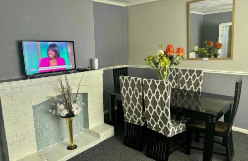 Tipton House | Cozy Cottage Retreat in Tipton