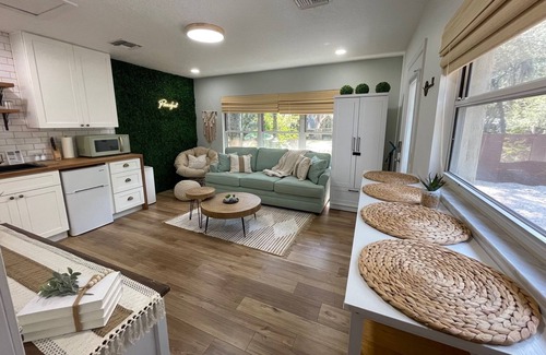 Lake Mary Cottage | Cozy Cottage Retreat – Queen Bed, Fire Pit & Private Lanai
