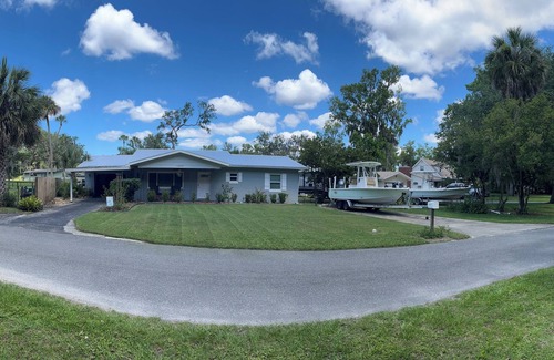 Crystal River House | Cozy Cottage - River House - Kayaks - SUP - Relax & Recharge