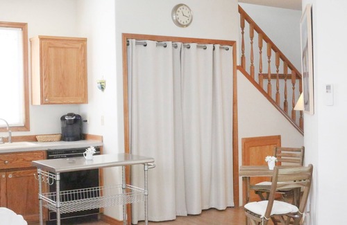 Newberg Cottage | Cozy Cottage settled in the heart of beautiful Yamhill Valley wineries.
