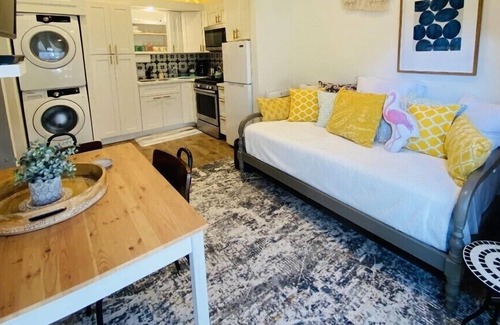 Southwest Anaheim Cottage | Cozy Cottage Spa Tub