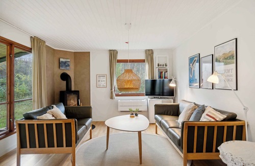 Lyngsbæk Strand House | Cozy cottage steps from Lyngsbæk beach