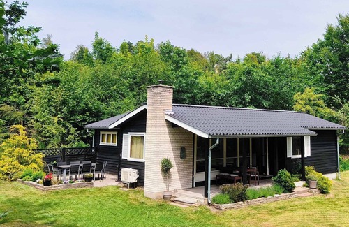 Lyngsbæk Strand House | Cozy cottage steps from Lyngsbæk beach