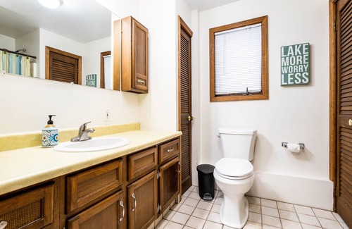 Cloverdale Cottage | Cozy cottage steps from the beach and lake!