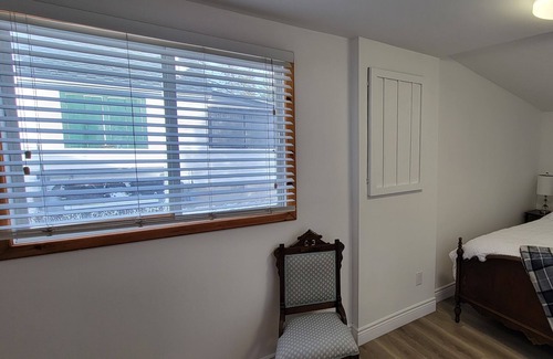 Innisfil House | Cozy Cottage Steps to Lake Simcoe