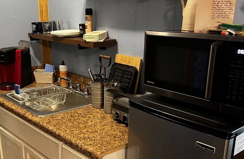 Tigerville Cottage | Cozy Cottage / Tiny House - Fire Pit & Walking Trail