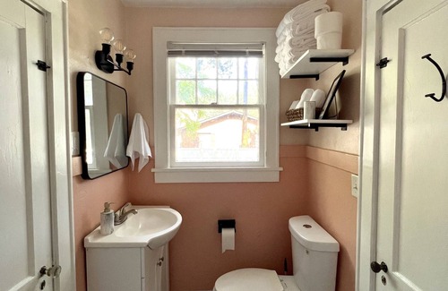 North Charleston Cottage | Cozy cottage under seven live oaks with fenced backyard - Pet Friendly