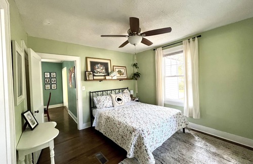 North Charleston Cottage | Cozy cottage under seven live oaks with fenced backyard - Pet Friendly