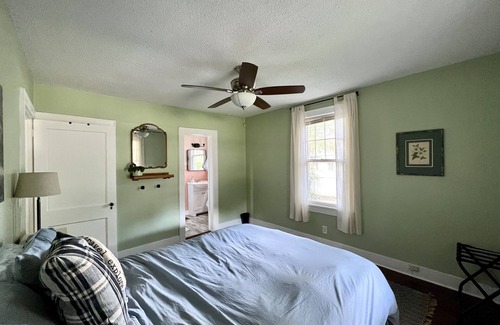 North Charleston Cottage | Cozy cottage under seven live oaks with fenced backyard - Pet Friendly