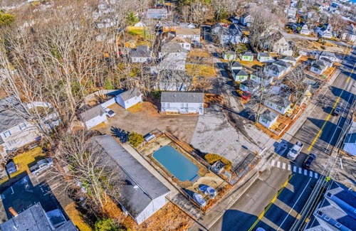 Old Orchard Beach Apartment | Cozy Cottage Stay w/Pool & Parking