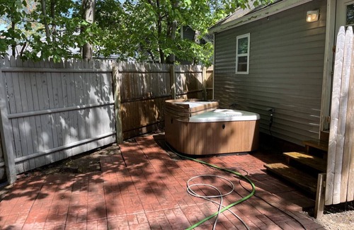 Old Orchard Beach Apartment | Cozy Cottage Stay w/Pool & Parking