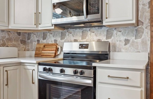 Thompson's Station Cottage | Cozy cottage in charming Thompson's Station with piano and covered porch!