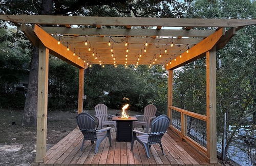 Mid America Cottage | Cozy Cottage w/Coastal Vibe by Lake & Sam’s Pizza