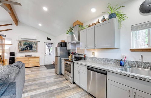 Placerville Apartment | Cozy Cottage w/Park Pass, 1 Mi to Jenkinson Lake!