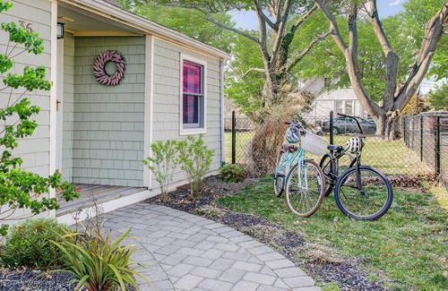 Portsmouth Cottage | Cozy Cottage walk to beach & close to Newport