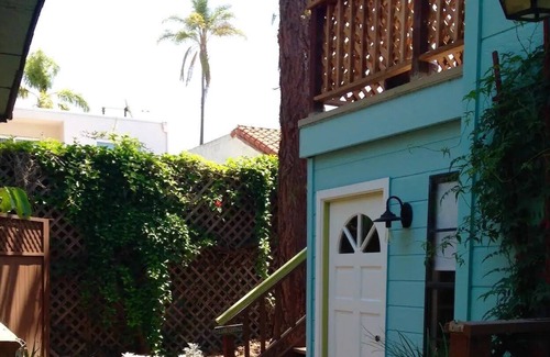 Oak Park Cottage | Cozy Cottage/Walk Downtown/Bikes/Deck/Full Kitchen