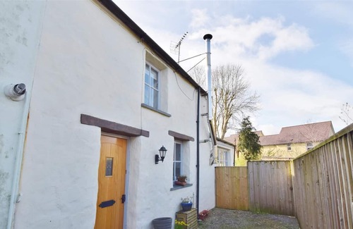 Haverfordwest Cottage | Cozy cottage with log burner