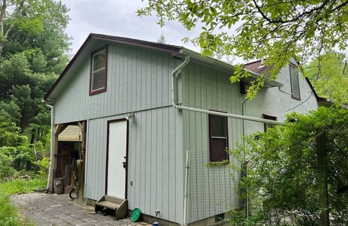 Ellenville Cottage | Cozy Cottage with a Pond
