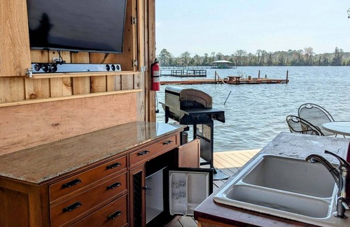 Crisp County House | Cozy Cottage with amazing views on the lake.