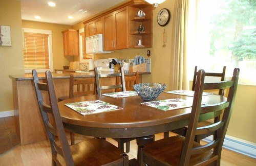 Regional District of Nanaimo Cottage | Cozy Cottage with deck & BBQ, short walk Rathtrevor Beach.