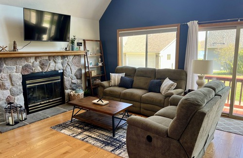 Canadian Lakes House | Cozy Cottage with Lake Access