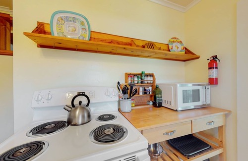 Depoe Bay House | Cozy cottage with ocean views, walking distance from town