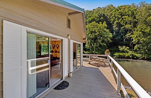 Sylva Cottage | Cozy cottage with river & mountain views and outdoor firepit