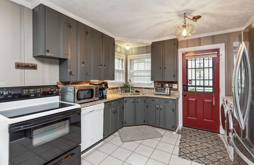 Donelson House | COZY COTTAGE with thoughtful touches close to the AIRPORT, DOWNTOWN, & OPRY