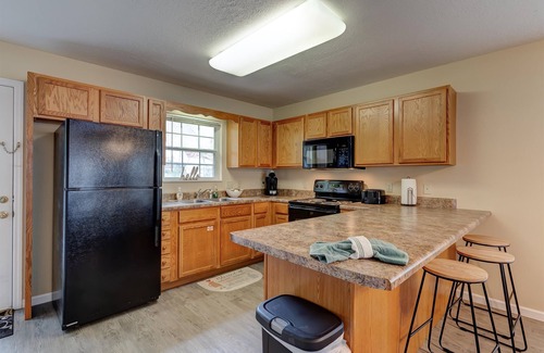 Pigeon Forge Cottage | Cozy Cottage -with Hot Tub & Pool in the Heart of Pigeon Forge close to Parkway!