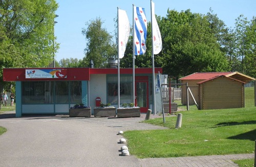 Tzummarum Ski Chalet | Cozy cottage with WiFi, located in Friesland