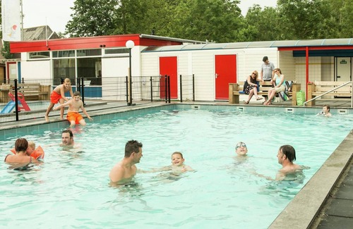 Tzummarum Ski Chalet | Cozy cottage with WiFi, located in Friesland