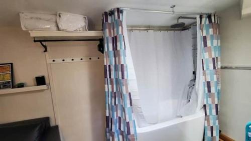 Aloha Apartment | Cozy Cottages across from the Food Trucks of Aloha mall