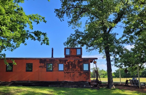 Gainesville House | Cozy Country Caboose- North Texas