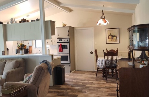 Iowa Colony House | Cozy Country Gateway