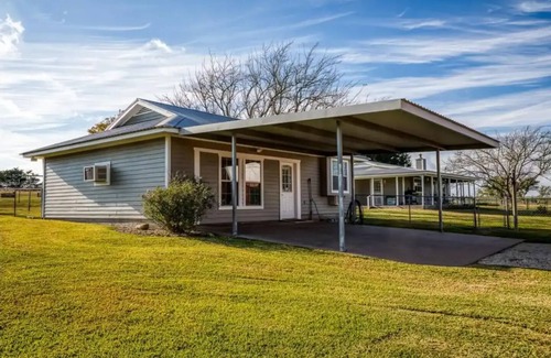 Brenham Cottage | Cozy country guesthouse