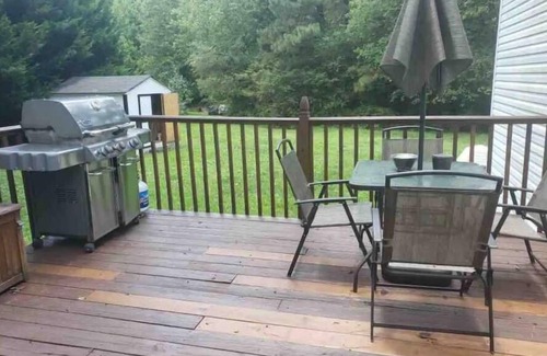 Powder Springs House | Cozy country house w relaxing porch, & back patio.