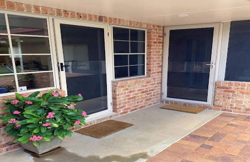Narromine House | Cozy Country Quarters in Narromine