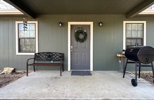 Jacksonville House | Cozy country retreat!- Close to River Run and Lake Jacksonville