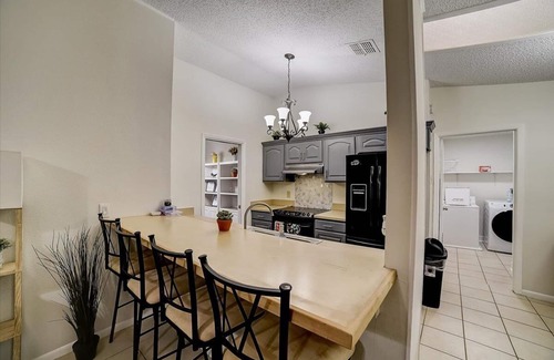 Universal City House | Cozy Couple's Olympia Spa & Resort