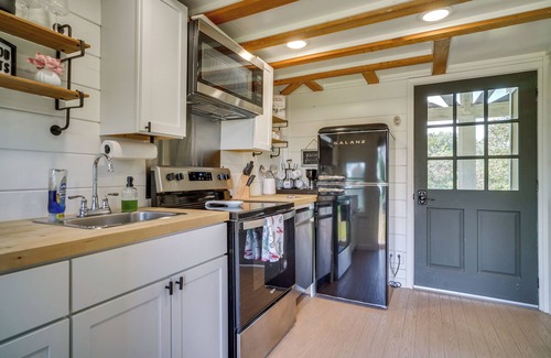 Iberia Parish Apartment | Cozy Couple’s Retreat w/Porch on Bayou Teche!