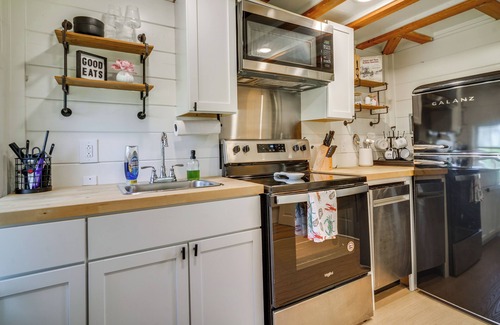 Iberia Parish Apartment | Cozy Couple’s Retreat w/Porch on Bayou Teche!