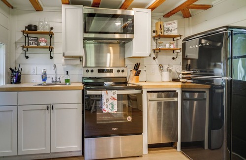 Iberia Parish Apartment | Cozy Couple’s Retreat w/Porch on Bayou Teche!